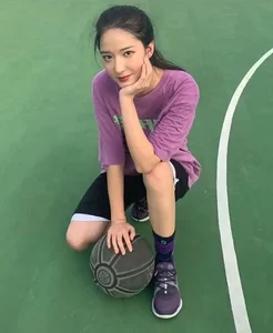 Zhong Qiuqiu: The 'Basketball Goddess' Dominating the Modeling World with Fitness and Grace - image 5