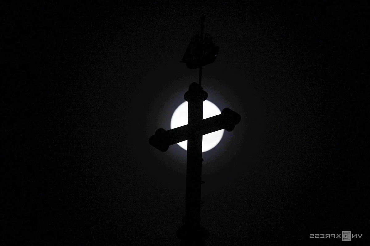 Spectacular Supermoon Illuminates the Night Sky Following the Mid-July Lunar Festival