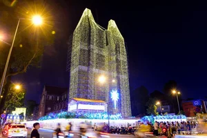 Notre-Dame Cathedral Basilica of Saigon Glows with Festive Lights Ahead of Christmas - image 6