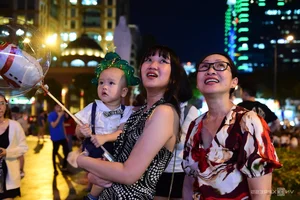 Notre-Dame Cathedral Basilica of Saigon Glows with Festive Lights Ahead of Christmas - image 3
