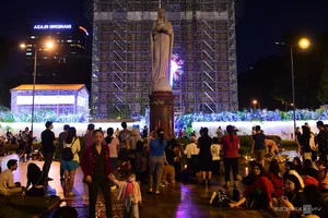 Notre-Dame Cathedral Basilica of Saigon Glows with Festive Lights Ahead of Christmas - image 7