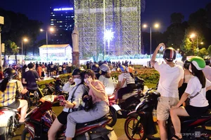 Notre-Dame Cathedral Basilica of Saigon Glows with Festive Lights Ahead of Christmas - image 1