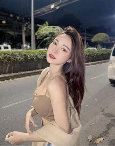 Petite Uniform Goddess Captivates Millions of Fans with Charming Style and Confidence - image 3
