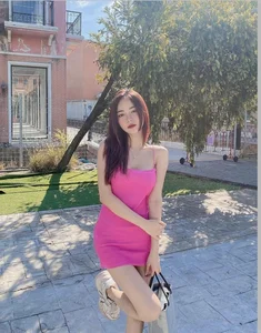 Petite Uniform Goddess Captivates Millions of Fans with Charming Style and Confidence - image 1