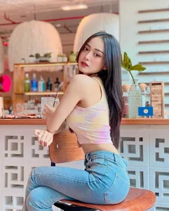 Petite Uniform Goddess Captivates Millions of Fans with Charming Style and Confidence - image 2
