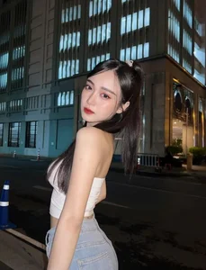 Petite Uniform Goddess Captivates Millions of Fans with Charming Style and Confidence - image 0