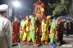 Crowds Climb Fences at Tran Temple Festival Vietnam Cultural Experience - image 4