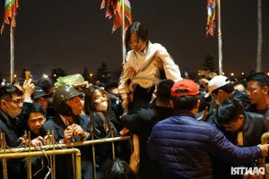 Crowds Climb Fences at Tran Temple Festival Vietnam Cultural Experience - image 5
