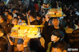 Crowds Climb Fences at Tran Temple Festival Vietnam Cultural Experience - image 6