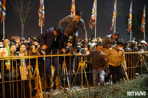 Crowds Climb Fences at Tran Temple Festival Vietnam Cultural Experience - image 0