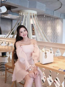 Hien Thuc Embraces Single Life While Do Thi Ha Radiates Elegance - image 2