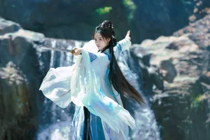 Esther Yu Captivates Fans with Stunning Visuals in New Historical Drama - image 8