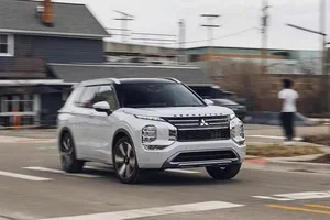 2026 Mitsubishi Outlander Launches at $29,995 with New Hybrid Powertrain - image 0