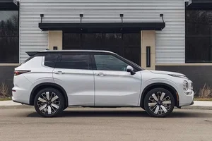 2026 Mitsubishi Outlander Launches at $29,995 with New Hybrid Powertrain - image 1