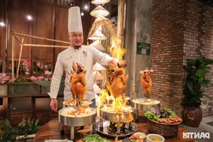 Hanoi’s Spectacular 'Dancing Chicken Hotpot' Amazes International Tourists with Fiery Culinary Performance - image 3