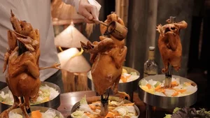 Hanoi’s Spectacular 'Dancing Chicken Hotpot' Amazes International Tourists with Fiery Culinary Performance - image 4