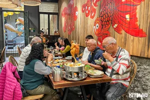 Hanoi’s Spectacular 'Dancing Chicken Hotpot' Amazes International Tourists with Fiery Culinary Performance - image 6