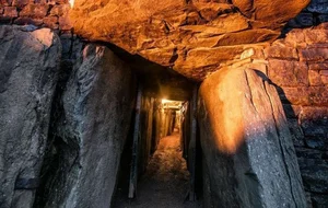 The Mystery of the Ancient Tomb That Naturally Glows Once a Year - image 5