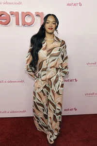 Selena Gomez Shines in a Breathtaking Silver Gown on the Red Carpet - image 5