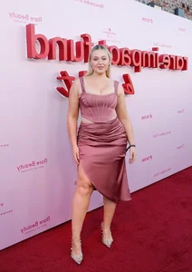 Selena Gomez Shines in a Breathtaking Silver Gown on the Red Carpet - image 2