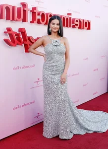 Selena Gomez Shines in a Breathtaking Silver Gown on the Red Carpet - image 4