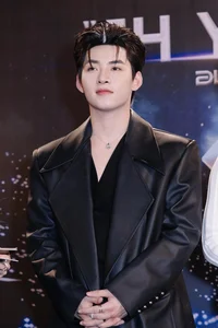Vietnamese Pop Phenomenon: Thousands of Fans Gather to Welcome V-Pop Stars - image 7