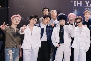 Vietnamese Pop Phenomenon: Thousands of Fans Gather to Welcome V-Pop Stars - image 6