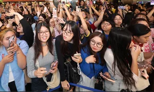 Vietnamese Pop Phenomenon: Thousands of Fans Gather to Welcome V-Pop Stars - image 4