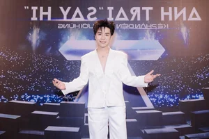 Vietnamese Pop Phenomenon: Thousands of Fans Gather to Welcome V-Pop Stars - image 11