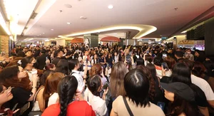 Vietnamese Pop Phenomenon: Thousands of Fans Gather to Welcome V-Pop Stars - image 5