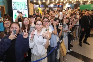 Vietnamese Pop Phenomenon: Thousands of Fans Gather to Welcome V-Pop Stars - image 8