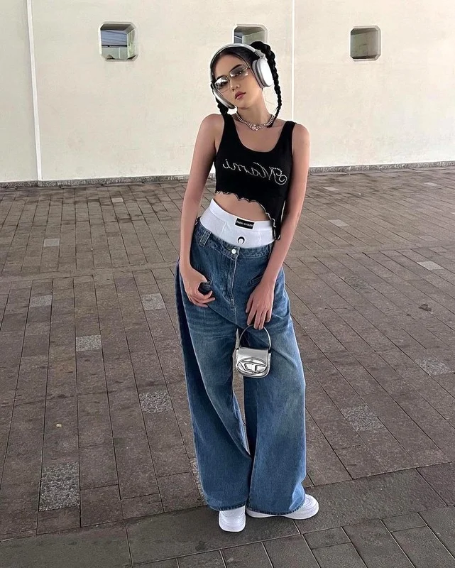 Bold Fashion Trends: Vietnamese Celebrities and the Controversial Low-Rise Pants Style