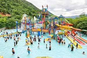 Packed Paradise: Central Vietnam's Famous Beaches Crowded on Holiday - image 3