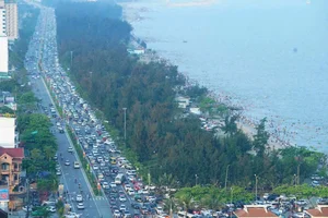 Packed Paradise: Central Vietnam's Famous Beaches Crowded on Holiday - image 11