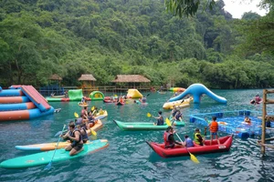 Packed Paradise: Central Vietnam's Famous Beaches Crowded on Holiday - image 2