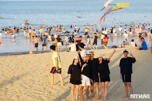 Packed Paradise: Central Vietnam's Famous Beaches Crowded on Holiday - image 5