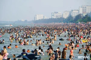 Packed Paradise: Central Vietnam's Famous Beaches Crowded on Holiday - image 12