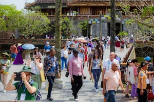 Packed Paradise: Central Vietnam's Famous Beaches Crowded on Holiday - image 1