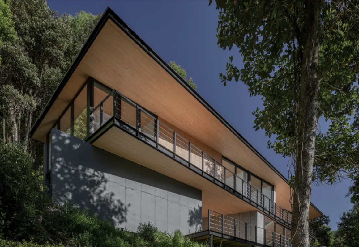 Breathtaking Cliffside Houses: Architectural Marvels Perched Precariously Over the Edge