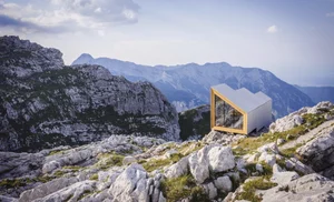 Breathtaking Cliffside Houses: Architectural Marvels Perched Precariously Over the Edge - image 3