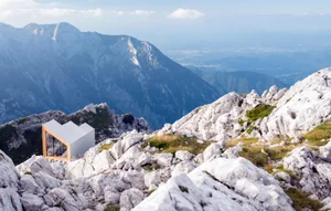 Breathtaking Cliffside Houses: Architectural Marvels Perched Precariously Over the Edge - image 1
