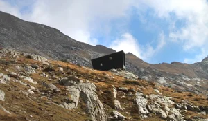 Breathtaking Cliffside Houses: Architectural Marvels Perched Precariously Over the Edge - image 8