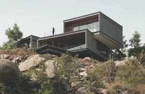 Breathtaking Cliffside Houses: Architectural Marvels Perched Precariously Over the Edge - image 2