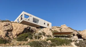 Breathtaking Cliffside Houses: Architectural Marvels Perched Precariously Over the Edge - image 9