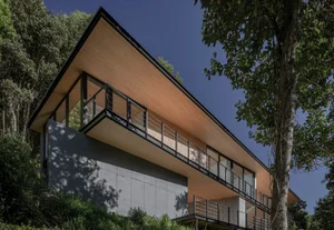 Breathtaking Cliffside Houses: Architectural Marvels Perched Precariously Over the Edge - image 0