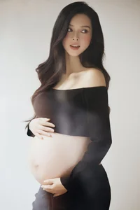 Beautiful Quynh Luong Shows Off Her Radiant Late Pregnancy Baby Bump - image 2