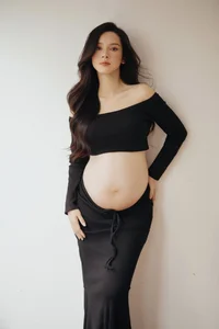 Beautiful Quynh Luong Shows Off Her Radiant Late Pregnancy Baby Bump - image 0