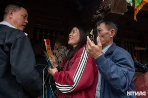 Unique Fertility Rituals: The Tradition of Mat Grabbing at Vietnamese Festivals - image 0