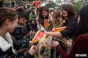 Unique Fertility Rituals: The Tradition of Mat Grabbing at Vietnamese Festivals - image 3