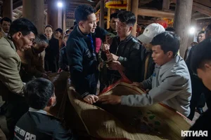 Unique Fertility Rituals: The Tradition of Mat Grabbing at Vietnamese Festivals - image 4
